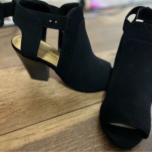 Sleek Black Heeled Boots with Chunky Heel